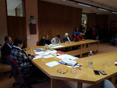 Una fase dell'incontro a Forni Avoltri tra l'assessore regionale alle Risorse agricole e forestali Stefano Zannier e i sindaci dei comuni della Carnia colpiti dal maltempo 